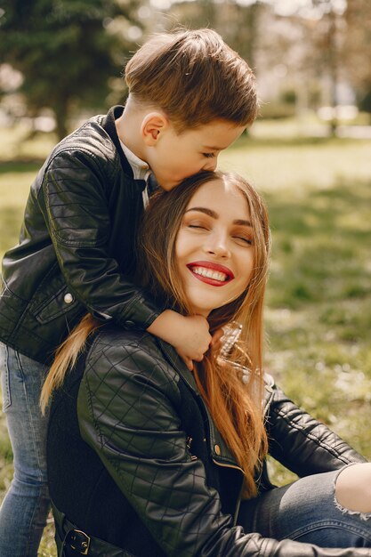 Madre con hijo jugando en un parque de verano