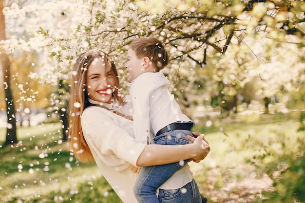 Madre con hijo jugando en un parque de verano