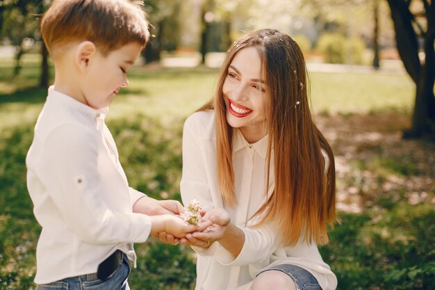 Madre con hijo jugando en un parque de verano