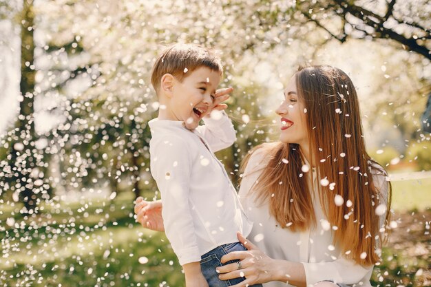 Madre con hijo jugando en un parque de verano