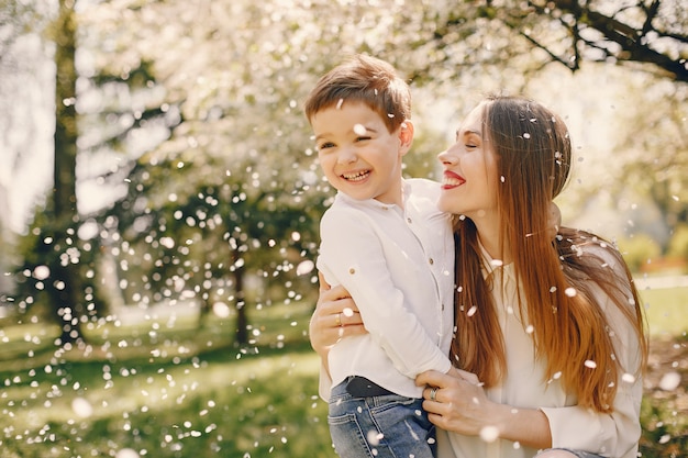 Madre con hijo jugando en un parque de verano