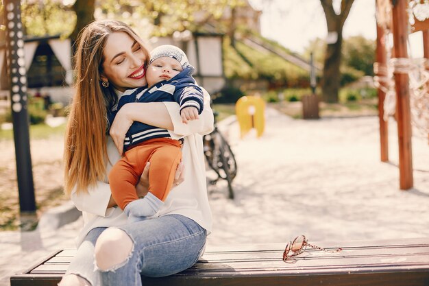 Madre con hijo jugando en un parque de verano