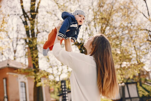 Madre con hijo jugando en un parque de verano