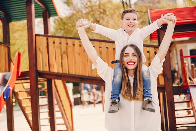 Foto gratuita madre con hijo jugando en un parque de verano