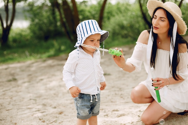 Madre con hijo jugando en un parque de verano