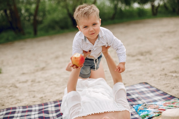 Madre con hijo jugando en un parque de verano