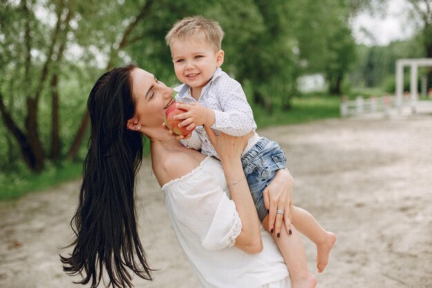 Madre con hijo jugando en un parque de verano