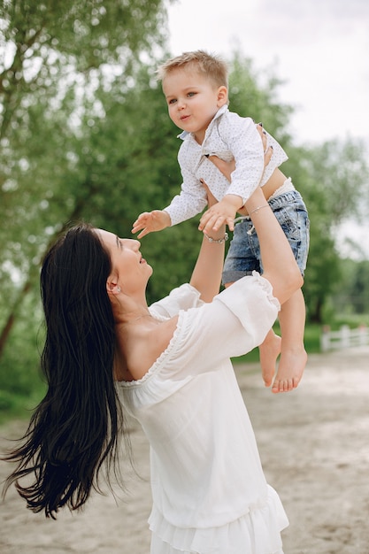 Madre con hijo jugando en un parque de verano