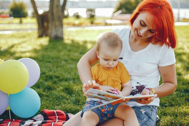 Madre con hijo jugando en un parque de verano