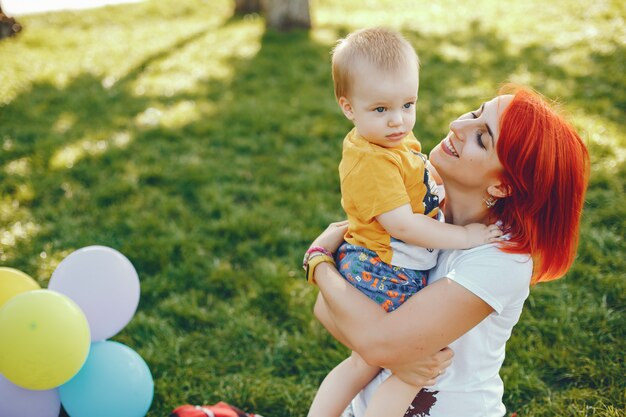 Madre con hijo jugando en un parque de verano