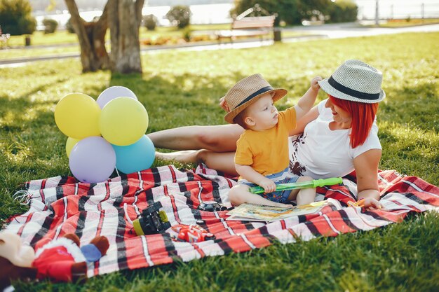 Madre con hijo jugando en un parque de verano