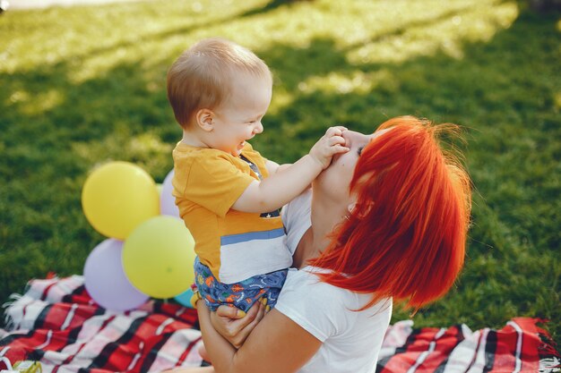 Madre con hijo jugando en un parque de verano