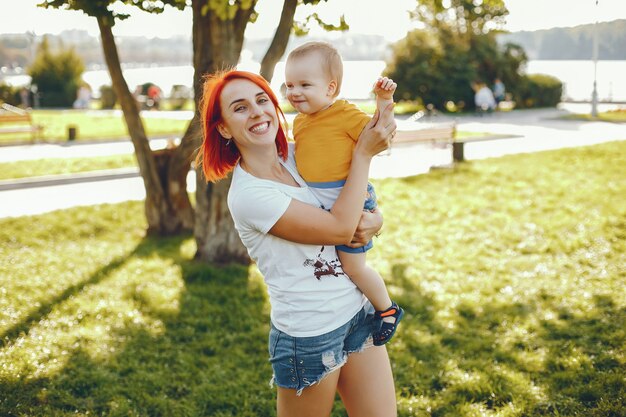 Madre con hijo jugando en un parque de verano