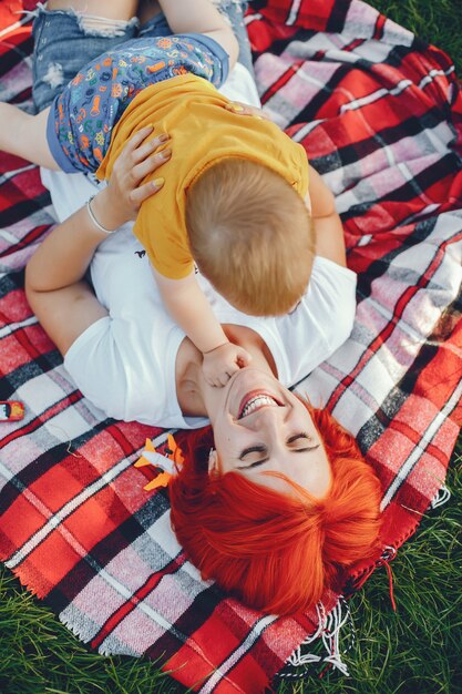 Madre con hijo jugando en un parque de verano