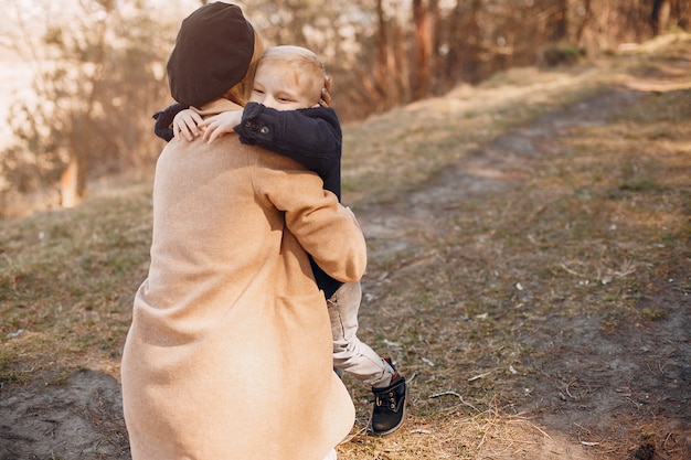 Madre con hijo jugando en un parque