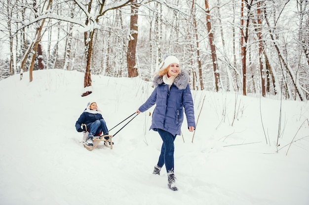 Madre con hijo lindo en un invierno oark