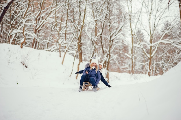 Madre con hijo lindo en un invierno oark