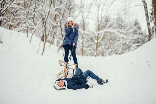 Madre con hijo lindo en un invierno oark