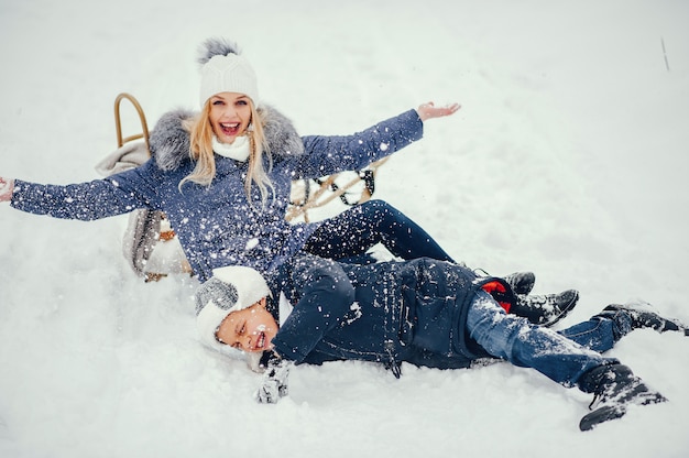 Madre con hijo lindo en un invierno oark