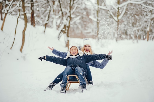 Madre con hijo lindo en un invierno oark