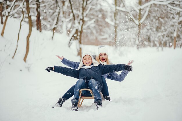 Madre con hijo lindo en un invierno oark