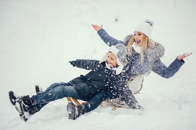 Madre con hijo lindo en un invierno oark