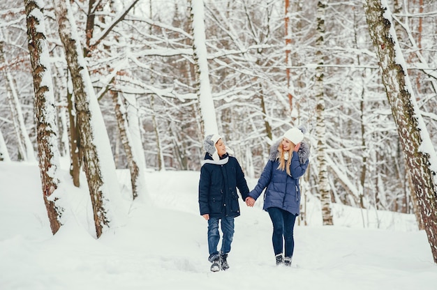 Madre con hijo lindo en un invierno oark