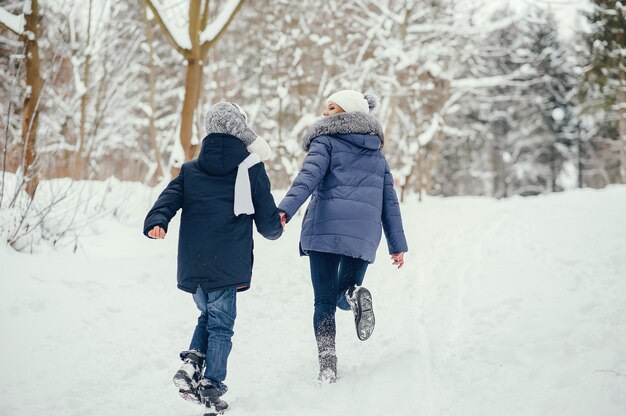 Madre con hijo lindo en un invierno oark