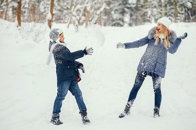 Madre con hijo lindo en un invierno oark