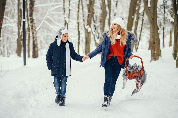 Madre con hijo lindo en un invierno oark