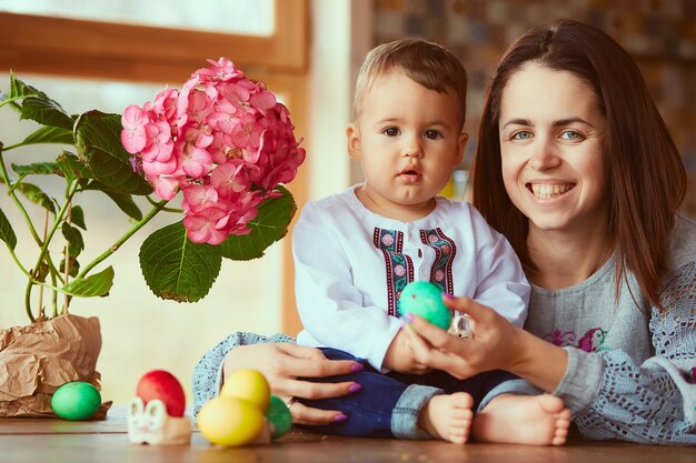 La madre y el hijo mirando los huevos de Pascua