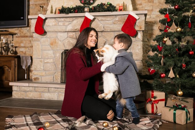 Madre con hijo en Navidad por el abeto