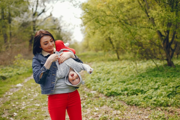 Madre con hijo en un parque de primavera