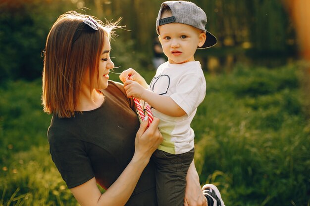 Madre con hijo en un parque de verano