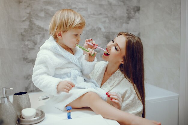 Madre con hijo pequeño en un baño.