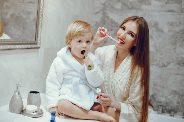 Madre con hijo pequeño en un baño.