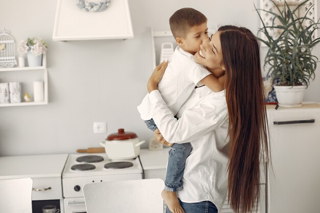 Madre con hijo pequeño divirtiéndose en casa