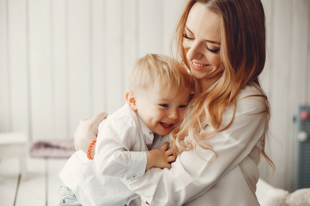 Madre con hijo pequeño en una habitación.