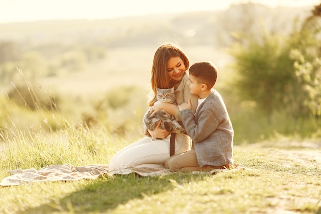 Foto gratuita madre con hijo pequeño jugando en un campo de verano