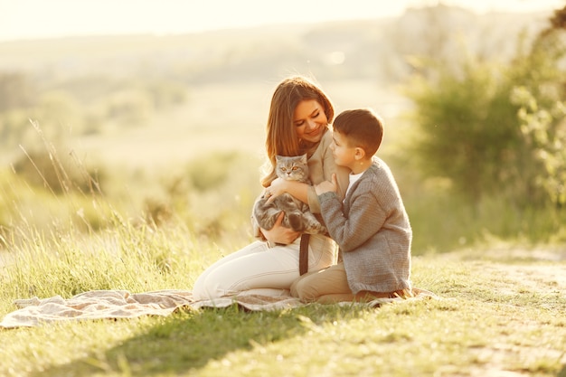 Madre con hijo pequeño jugando en un campo de verano