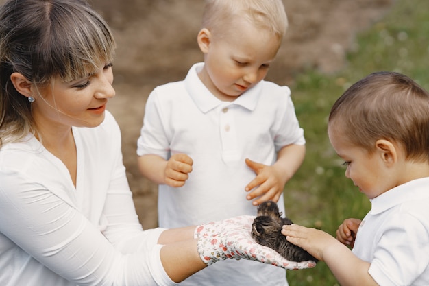 Madre con hijo pequeño jugando en un patio de verano