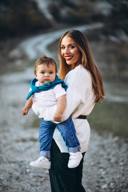 Madre con hijo pequeño juntos en el parque