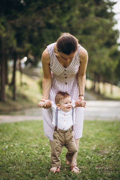 Madre con hijo pequeño niño en el parque