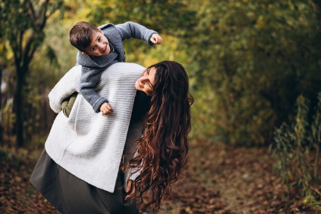 Madre con hijo pequeño en un parque de otoño