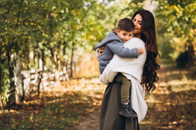 Madre con hijo pequeño en un parque de otoño