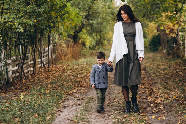 Madre con hijo pequeño en un parque de otoño