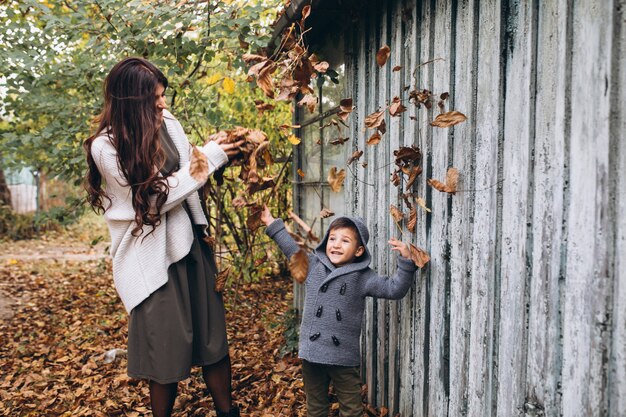 Madre con hijo pequeño en un parque de otoño