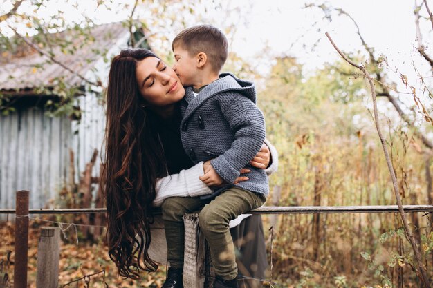 Madre con hijo pequeño en un parque de otoño