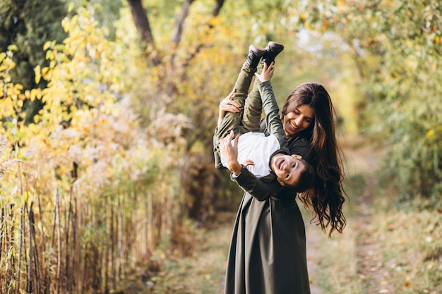 Madre con hijo pequeño en un parque de otoño