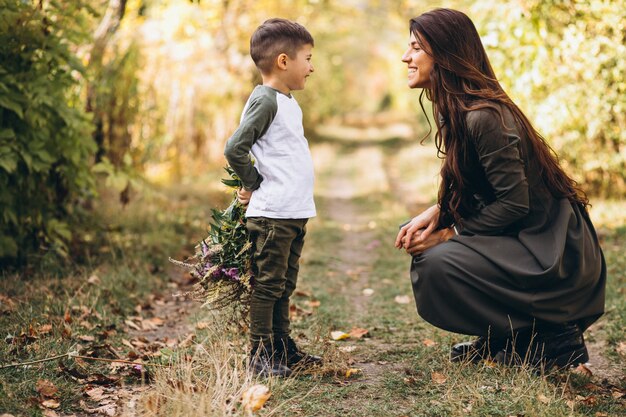 Madre con hijo pequeño en un parque de otoño